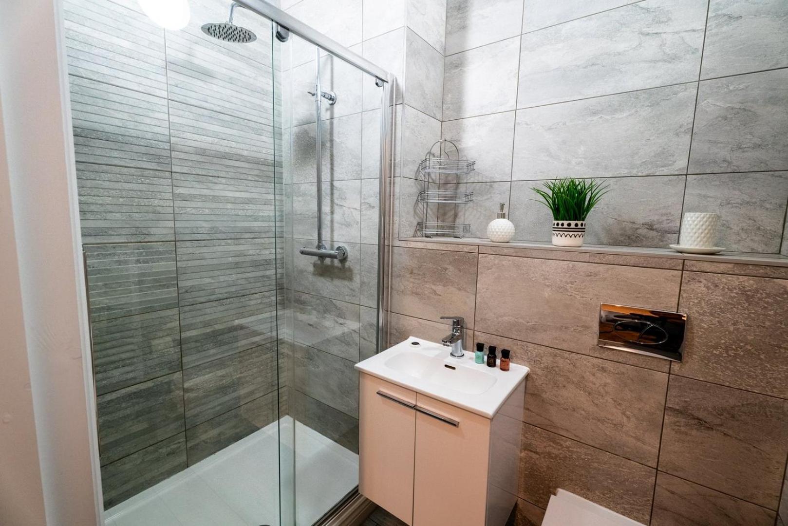 Free Parking | Smart Tv | 4 Guests Apartment Swansea