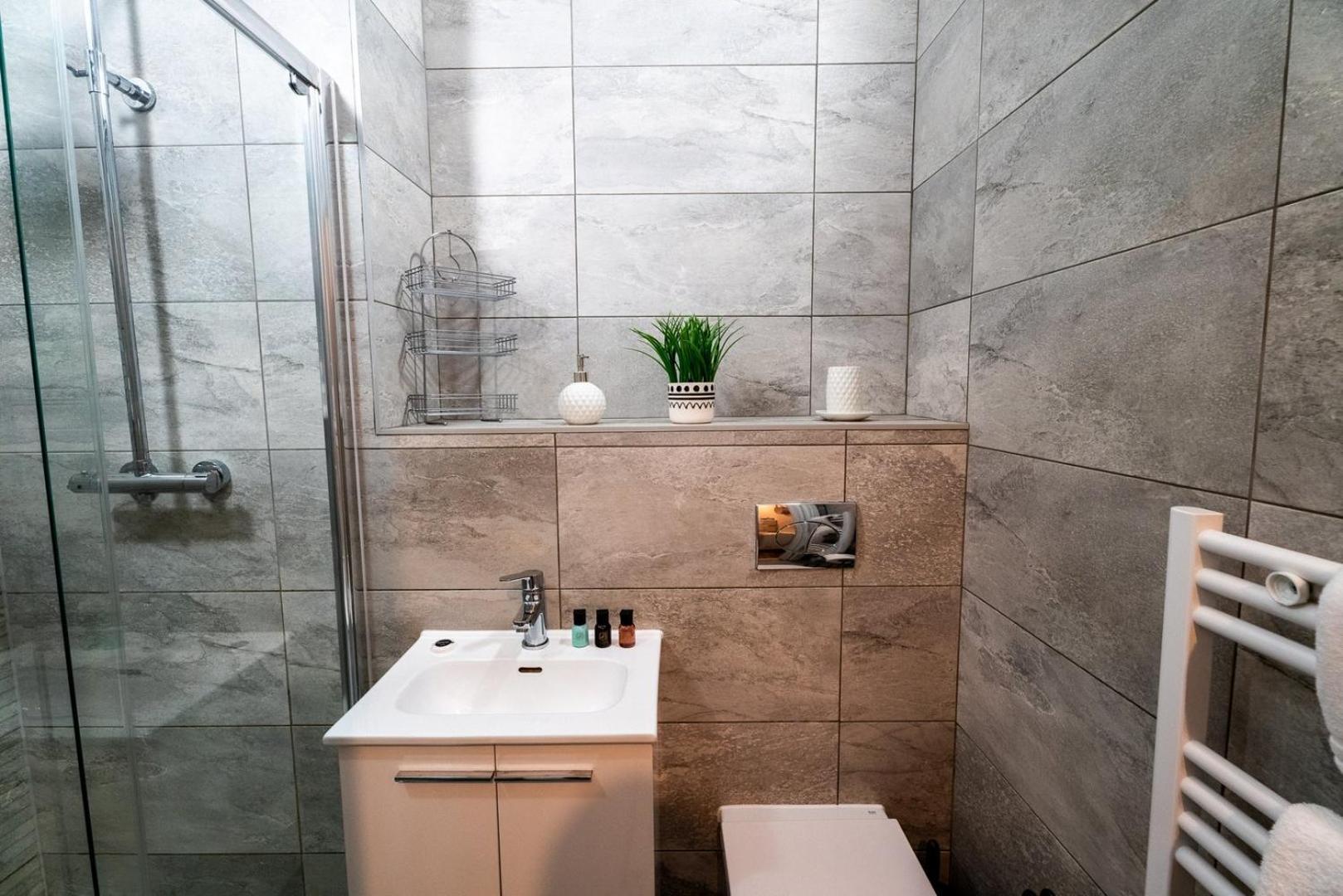Apartment Free Parking | Smart Tv | 4 Guests