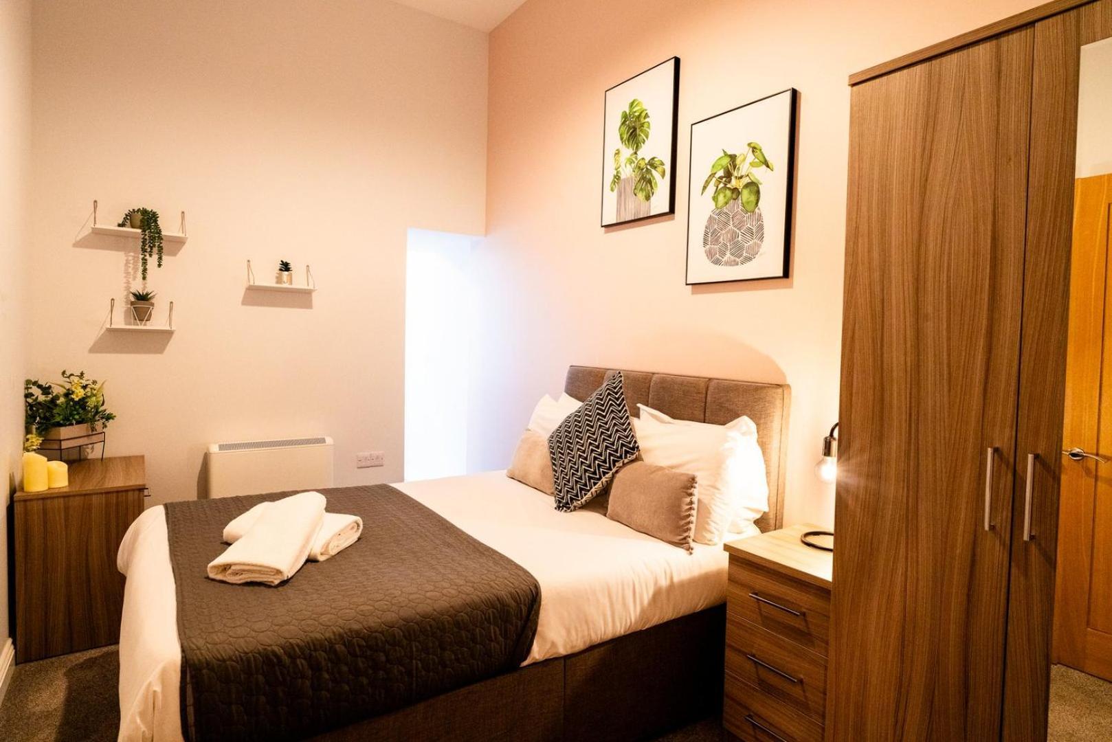 Free Parking | Smart Tv | 4 Guests Apartment *