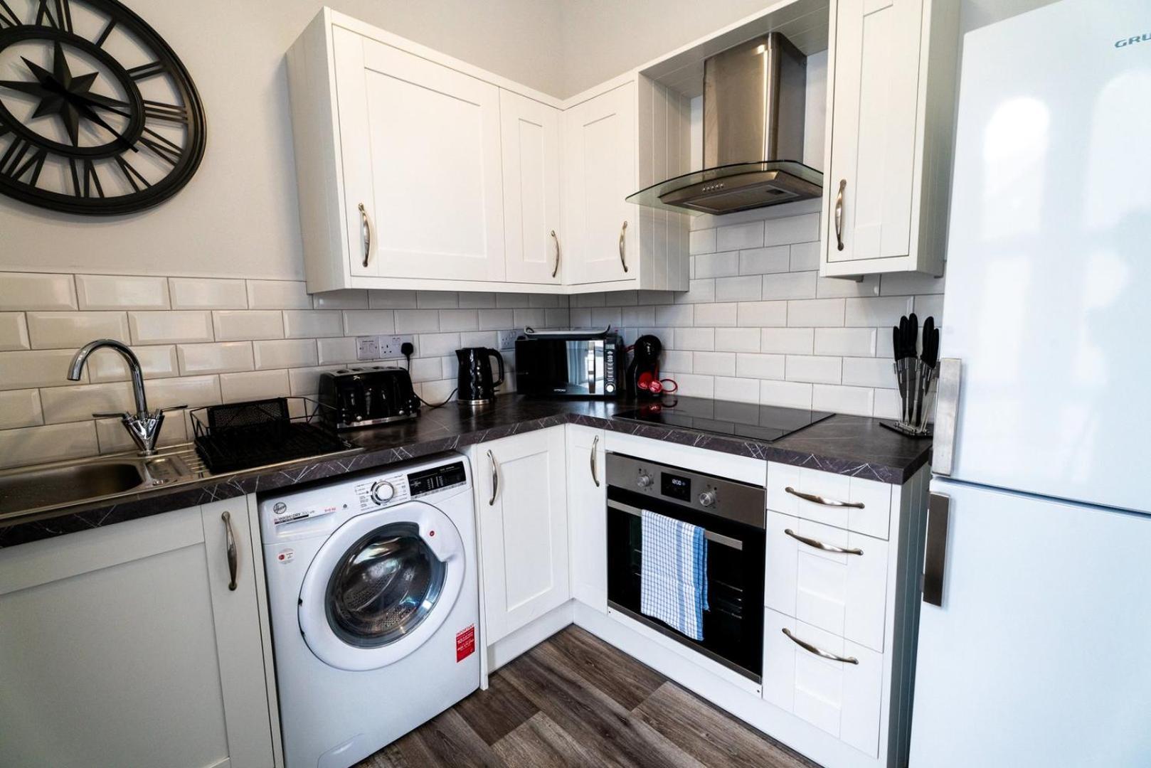 Free Parking | Smart Tv | 4 Guests Apartment *