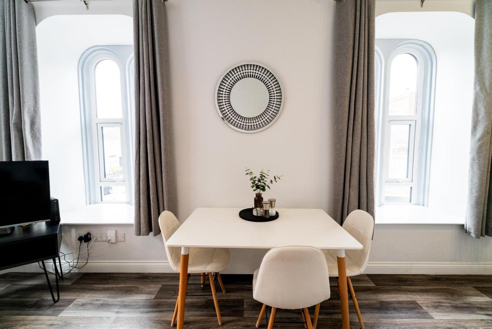 Free Parking | Smart Tv | 4 Guests * Swansea